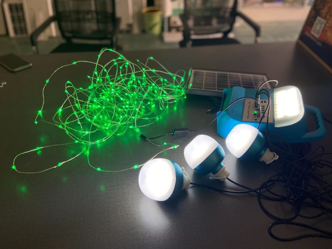 12W zonnepaneelsysteem 4 van de LEIDENE Uitrustingen van het de Verlichtingssysteem Bollen de Draagbare Zonnemacht